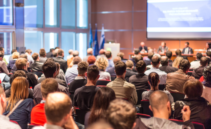 Foto dell'aula magna in università con l'incontro tra studenti e referenti aziendali di imprese digitali della Regione FVG