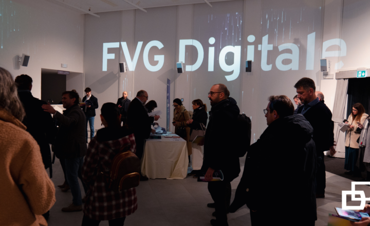 Immagine ingresso Teatro con proiezione della scritta FVG Digitale