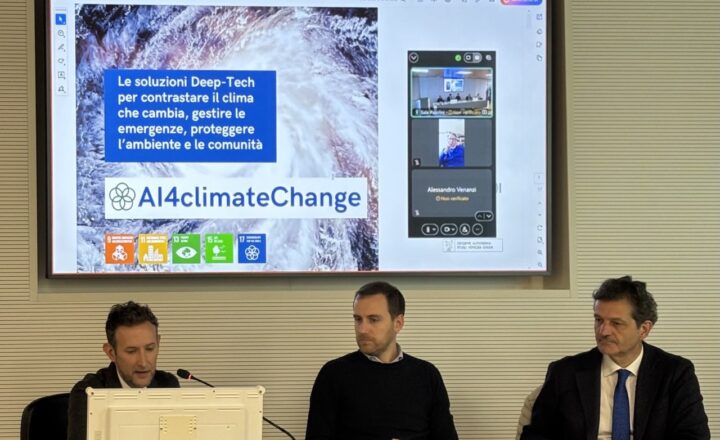 In foto, Bosello illustra il progetto AI4ClimateChange durante l'assemblea ANCI FVG.